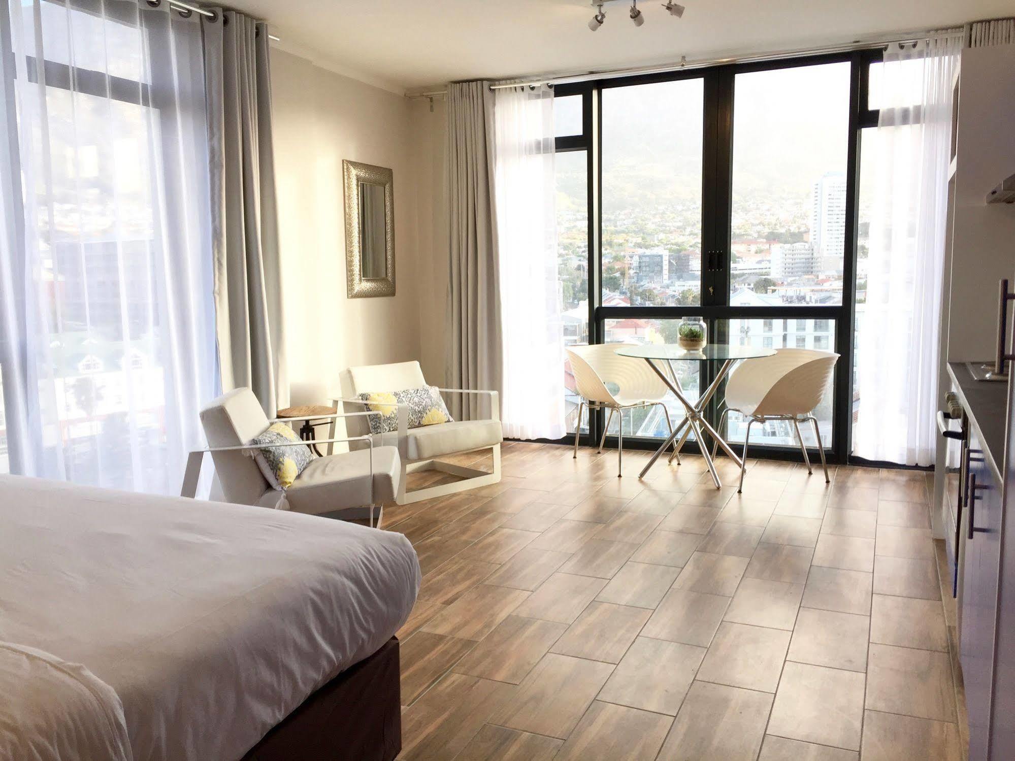 Appartement Urban Oasis At The Four Seasons à Le Cap Extérieur photo